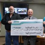 爱达荷州电力公司向布莱克富特市提供奖励支票的照片.
